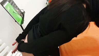 Me Follo a mi Hermana Real. Me atrevo a Follar su Culo. Anal Show. Hermosa Chica Mirando Familia Vestido Sexy. - 2 image