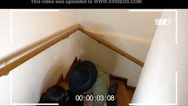 Застукали за трахом на лестнице отеля - 3 image