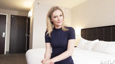 Boss gibt Mona Wales eine Vorgesetztenposition, nachdem sie seinen Schwanz gelutscht hat