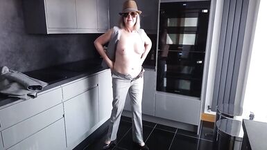 Debbie passt in die Küche - 2 image