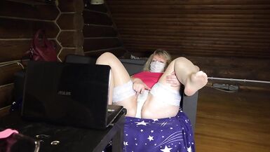Un ama de casa madura en medias y un vestido corto muestra su figura regordeta en un chat de sexo privado. Ella sacude su jugoso PAWG en bragas, sacude sus grandes tetas y barriga gorda. Fetiche casero. - 3 image