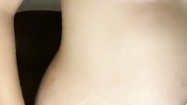 Une rousse enceinte senvoie en lair sur le canapé avec des doigts vibrés et un gros gode ! - 2 image