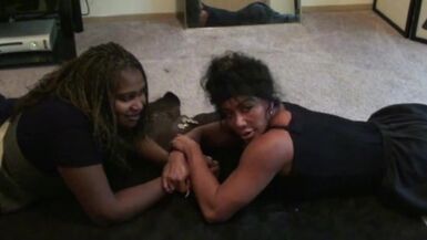 Black Chick vs Asian Chick dans un bras de fer à domicile