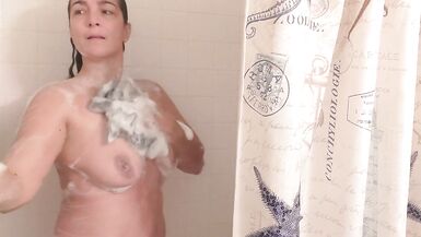 La princesse portoricaine prend une douche pour son papa pendant quil est absent... - 3 image