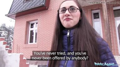 Agent public Jeune Russe en Lunettes Baisant une Grosse Bite