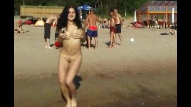 Une plage publique ne peut pas retenir ces adolescents nudistes