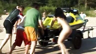 A public beach can't keep these teen nudists down - 3 image