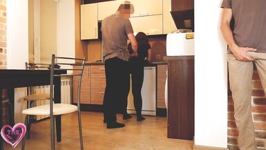 Mon double frère de mari a éjaculé en moi, mon cocu a tout léché - 2 image