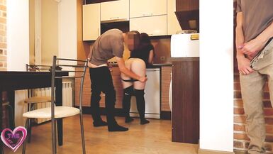 Mon double frère de mari a éjaculé en moi, mon cocu a tout léché - 3 image