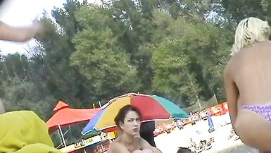 Schönes frisches Gesicht blonde teen spielt am Strand nackt - 5 image