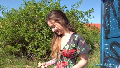 Agent public Kylie, tatouée et sexy, se masturbe sur une bite