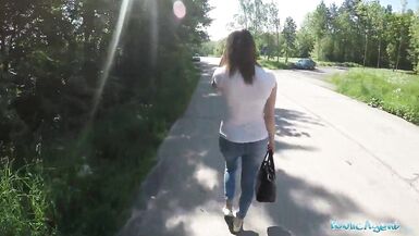 Agent public Une blonde bizarre appelée Nesty demande à avoir des relations sexuelles à lextérieur.