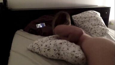 Matin coupable. Hommage à Erika Lust. Une fille se masturbe en regardant du porno. - 15 image