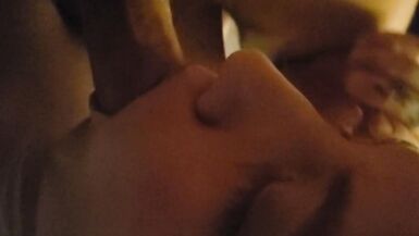 Une petite amie en chaleur fait une longue fellation sensuelle