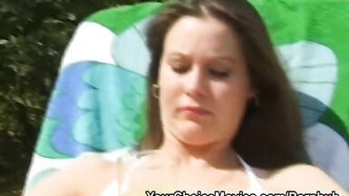 MILF fait pipi dehors avant dêtre baisée