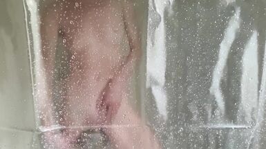 Autumn prend une douche sexy pour vous...