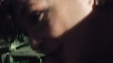 La pute trompeuse suce la mécanique en plein air et en public pendant que son mari est absent.