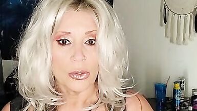 Une mamie mature et amatrice fait du JOI avec des bas.