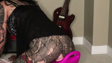 Fellation, baise des seins, chaise à bascule, baguette, orgasme par trempage