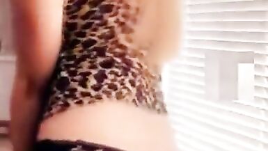 MILF COM UM CORPO PEQUENO E MUITO QUENTE A MASTURBAR-SE NO SNAPCHAT - 2 image
