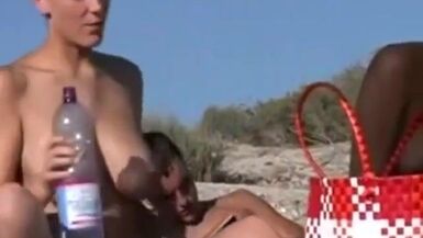 Tette grosse nudi Spiaggia topless - 1 image