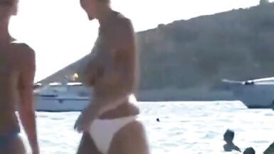 Tette grosse nudi Spiaggia topless - 2 image