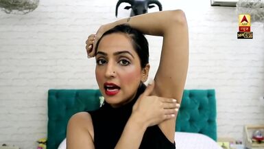 Indian News Anchor Achselhöhlen - 1 image