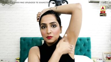 Indian News Anchor Achselhöhlen - 3 image