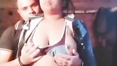 Hintli koca karısı göğüsleri ile oynamak - 2 image