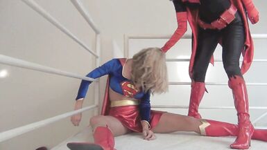 Batwoman...Bitch Slap Supergirl !!!!