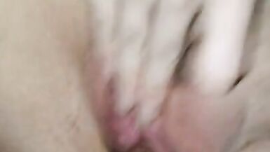 MILF che si strofina per raggiungere lorgasmo mentre si riempie di cazzo e sperma - 5 image