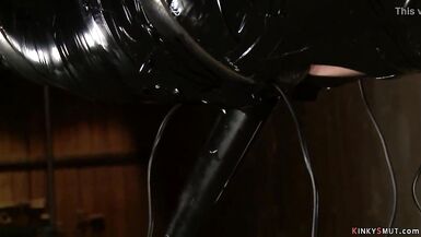Грудастая MILF связана в латексе и подвешена - 3 image