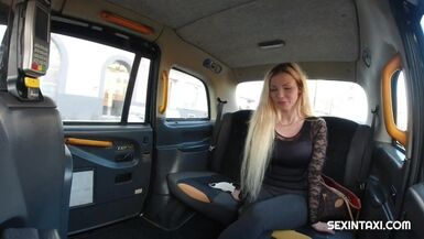Viaggio confortevole con una bionda sexy - 1 image