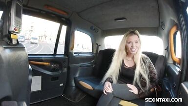 Viaggio confortevole con una bionda sexy - 2 image