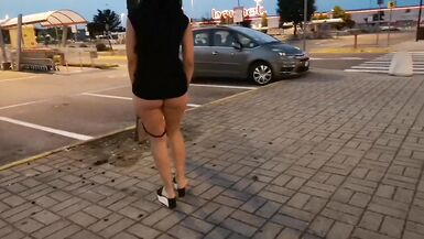 È pazza questa ragazza , esibizione nel supermercato e rimane nuda nel parcheggio,si toglie vestito - 5 image