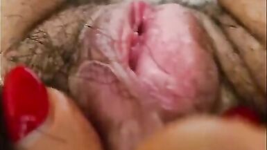 Italiana si sgrilletta la fica pelosa di nascosto in bagno