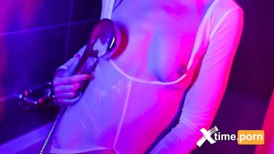 MILF Marcelino Douche froide faisant éclater ses tétons