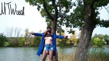 striptease de milf caliente por el lago - 5 image