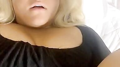 Une femme sexy veut sortir tous ses jouets et se faire baiser par son mari