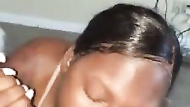 Oral Creampie ! Une écolière en ébène se fait injecter de leau dans la bouche