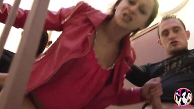 Deux hommes en chaleur lui font vivre des expériences intenses.