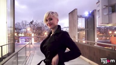 Tanya Virago, blonde aux cheveux courts, veut être baisée très fort