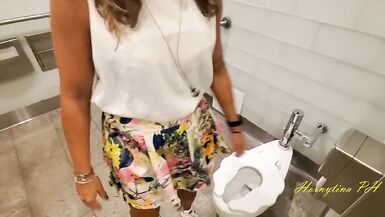 La pause déjeuner avec une enseignante en chaleur sest terminée par la succion de sa collègue dans un centre commercial très fréquenté.