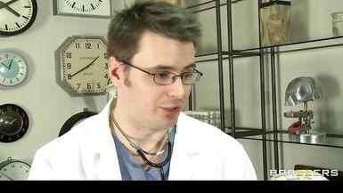 Une infirmière noire sexy suce et baise une grosse bite de sex addicts à lhôpital - 1 image