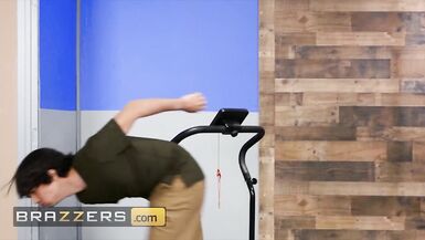 Brazzers - Personal Trainer Cherie Deville Pervs Cock - 4 image