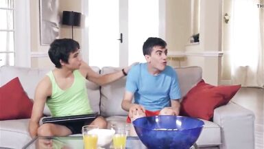 Sexy MILF nera di 60 anni si fa trapanare da 2 ragazzi - 3 image