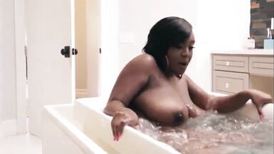 Sexy MILF nera di 60 anni si fa trapanare da 2 ragazzi - 7 image
