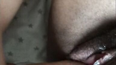 La milf sexy du quartier ma fait baiser quand jai joui à cause de la musique forte.