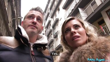 Lagent public Worldclass Wifey baise un inconnu pendant que son mari attend à lextérieur