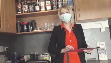 Un homme excité séduit une femme daffaires blonde